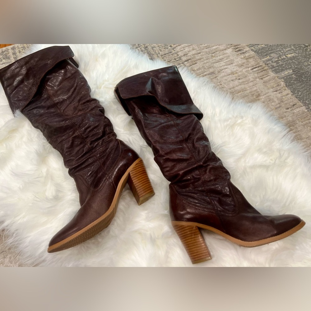 Women’s pull on boots - size 8
